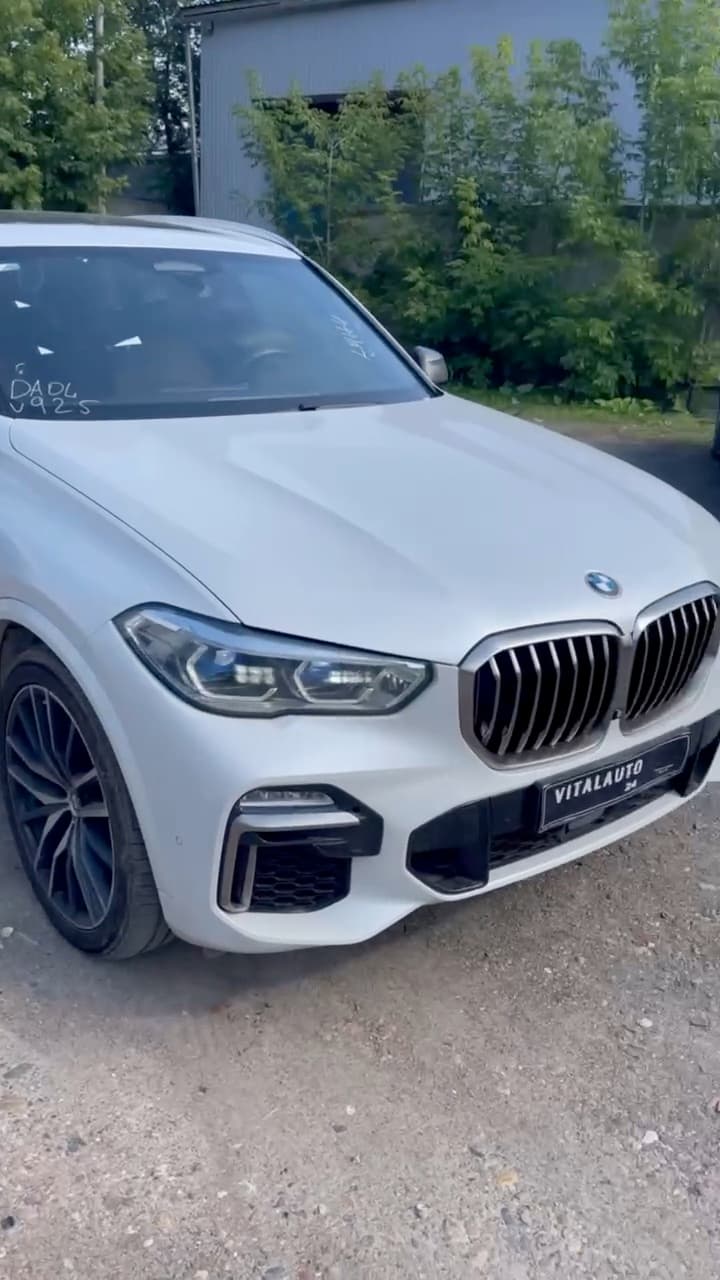 BMW X5 — клиент показывает автомобиль