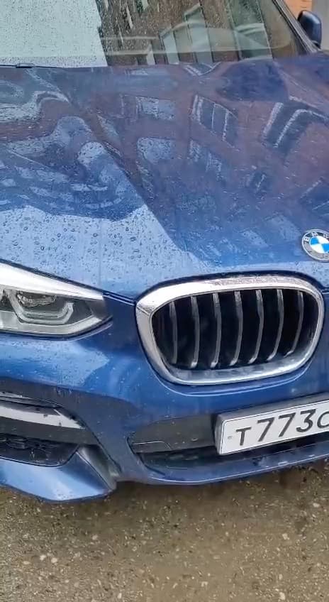 BMW X3 — клиент показывает автомобиль